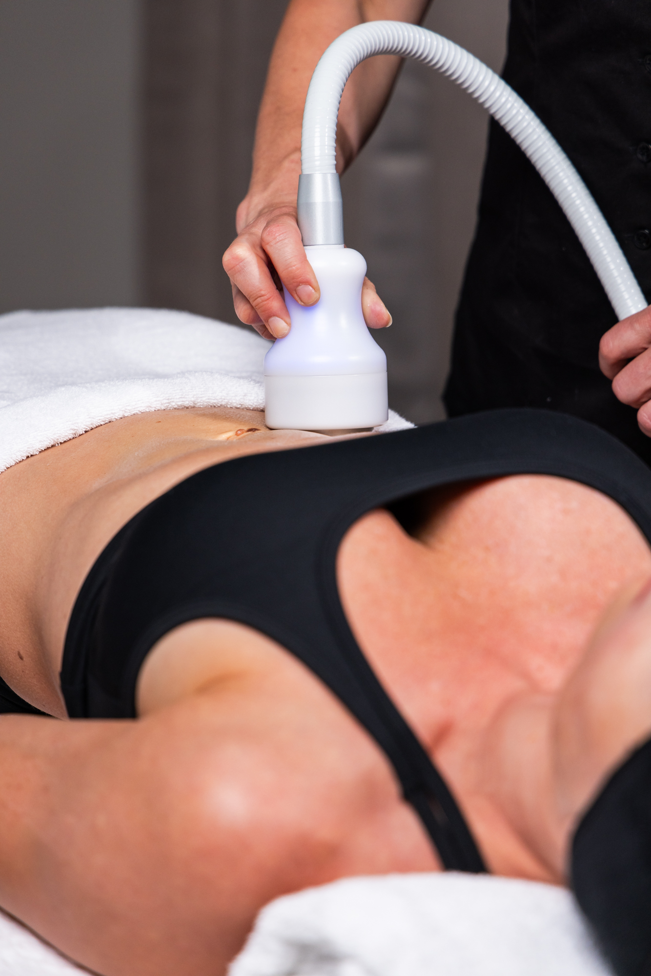 Cryo T-Shock applikator under en behandling på Bibi's Beauty Studio