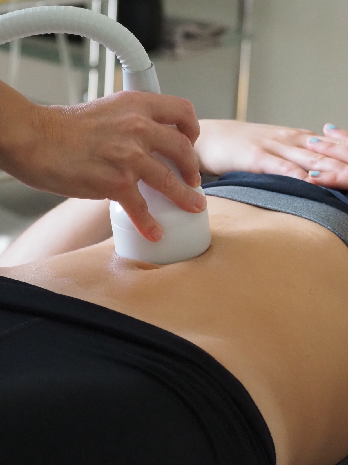 Cryo T-Shock behandling av mage, applikator med kyla på hudytan hos Bibi's Beauty Studio